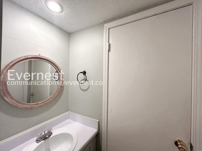 Building Photo - 4 Bed / 2 Bath Modern Home / Pet-Friendly / Available Now!