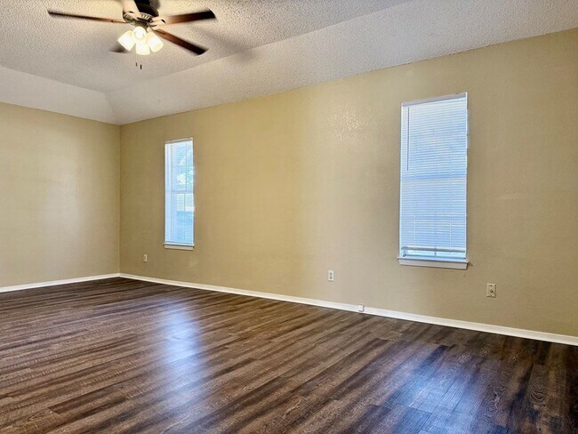 Building Photo - 3 Bedroom, 2 Bath Rental