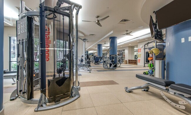 Building Photo - Luxury 1 Bed in Downtown – Look & Lease Special