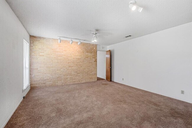 Building Photo - 10604 School House Ln