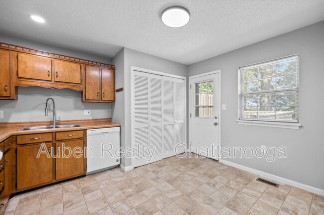 Building Photo - 405 Missionary Ave