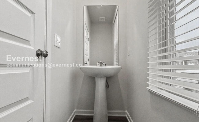 Building Photo - 3 Bed/2.5 Bath Townhome with Garage / Pet-Friendly / Available Now!