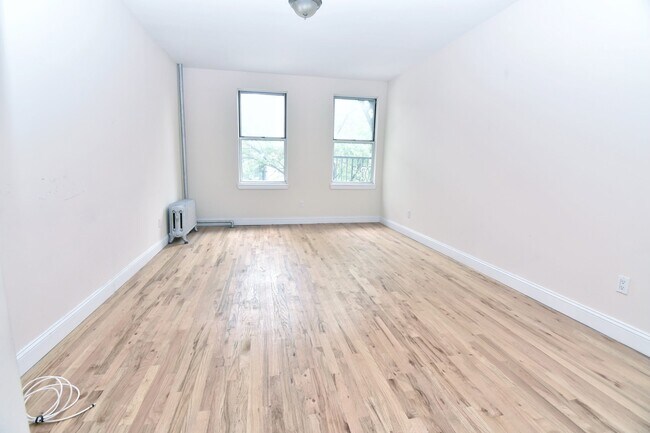Building Photo - 860 W 181st St