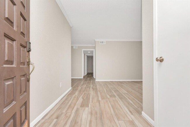 Building Photo - 2744 Briarhurst Dr