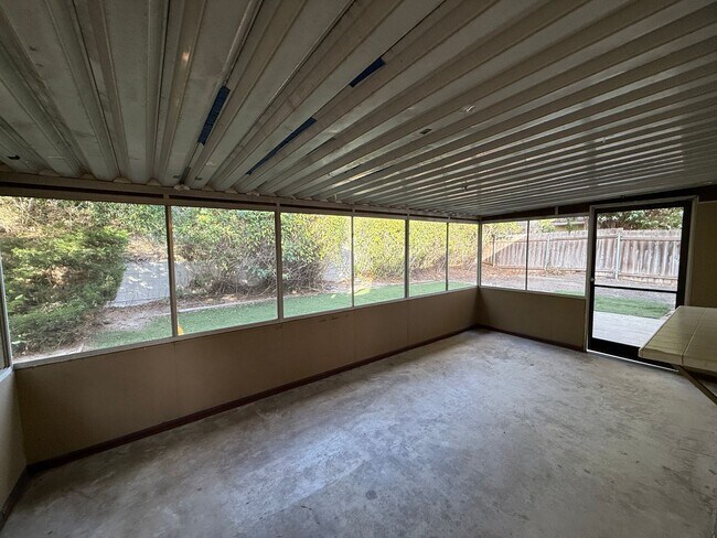 Building Photo - 5 bed 2.5 bath on New Mills!