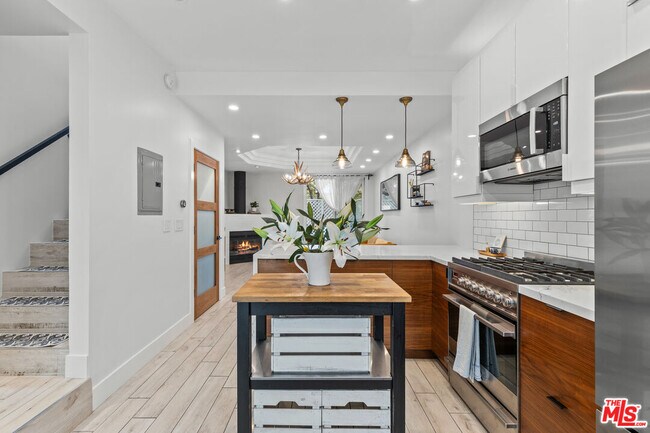 Building Photo - 2500 Abbot Kinney Blvd