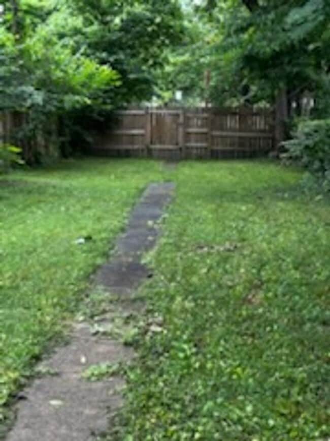 Building Photo - 4 Bedroom 2 Bath Home Available in Louisville