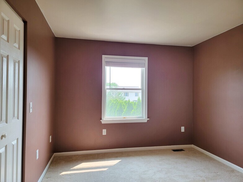 Building Photo - 390 Acorn Cir