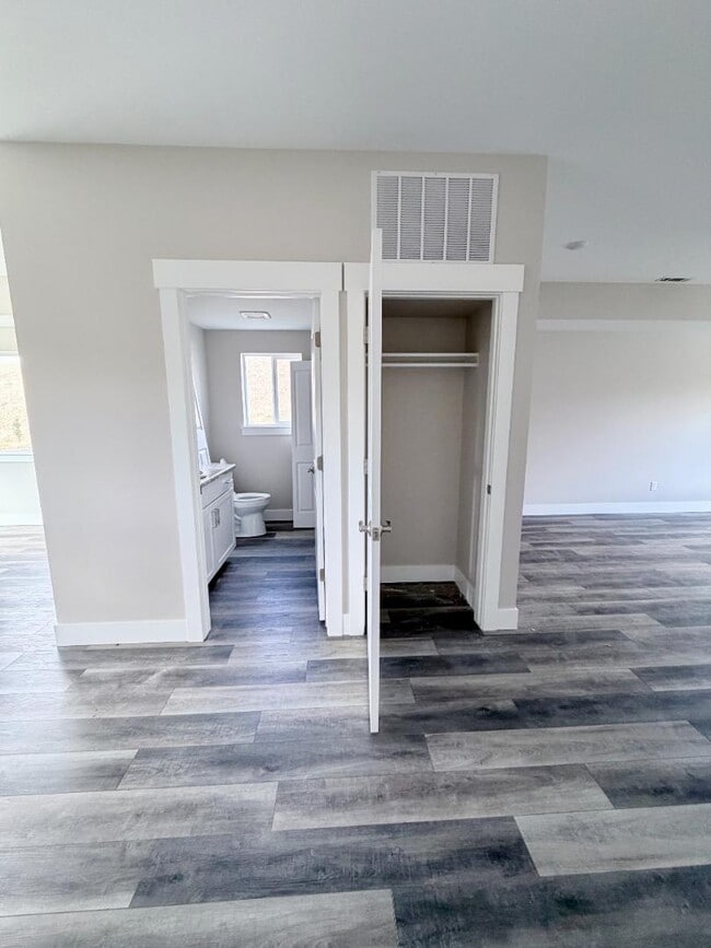 Building Photo - 7212 Shaver Dr