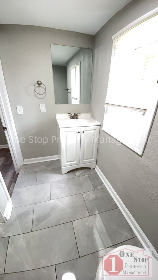Building Photo - Beautiful 4 Bedroom 1.5 Bathroom in Kansas...
