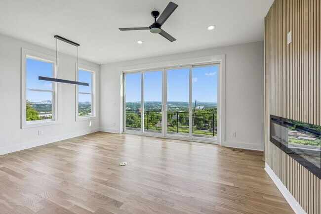 Building Photo - "Spacious 4-Bed, 4-Bath Gem in Nashville -...