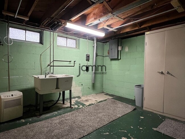 Building Photo - 2702 Grovewood Ave