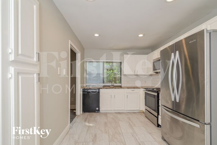 Building Photo - 3004 Charter Oak Dr