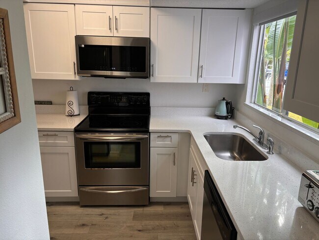 Building Photo - Furnished Beachside Townhome 2 bedroom/ 1.5 bath Dog Friendly Walk to beach