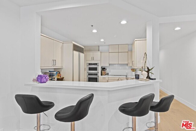 Building Photo - 10724 Wilshire Blvd