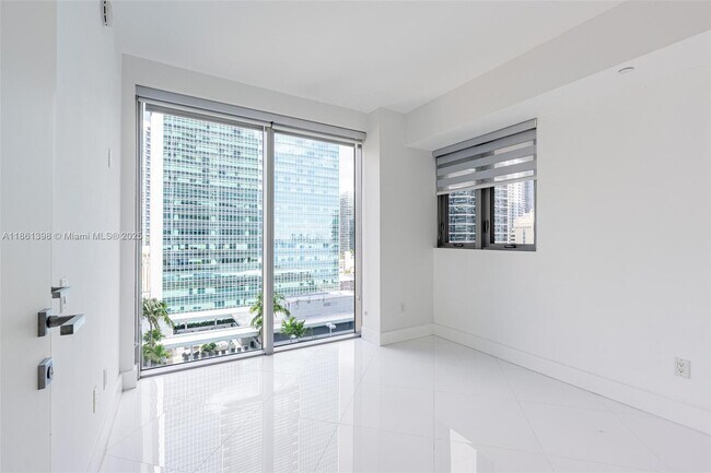 Building Photo - 1300 Brickell Bay Dr