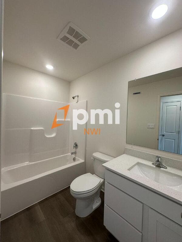 Building Photo - 8750 Clover Ln