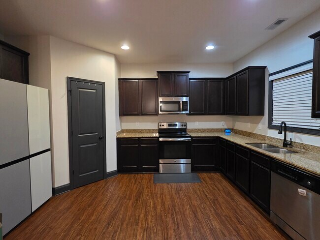 Building Photo - 2645 Old Field Rd