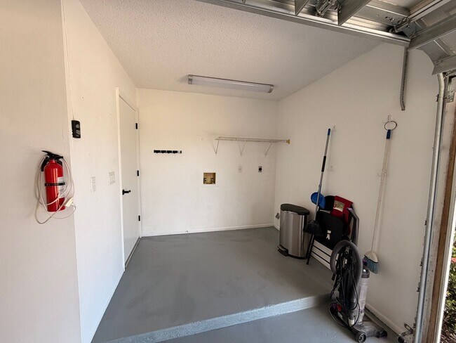 Building Photo - Highly sought after 2/2 in Gulf Gate