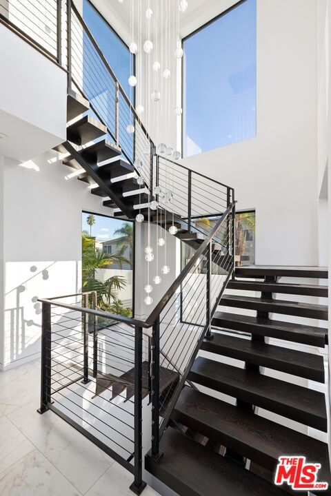Building Photo - 900 N Vista St