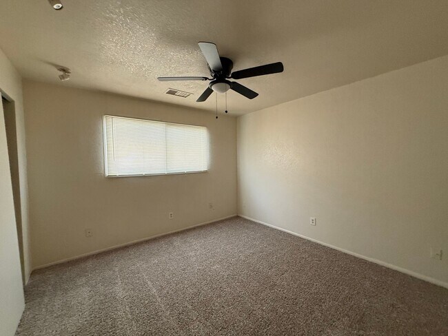 Building Photo - 3 Bed 2 Ba Condo