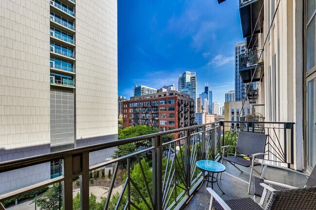 Building Photo - 758 N Larrabee St