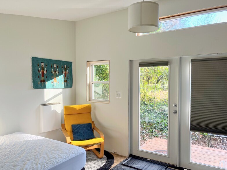 Building Photo - 703 Longview St