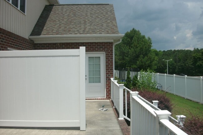 Building Photo - Freshly Painted Large Townhome