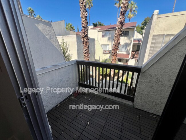 Building Photo - 2200 Laguna Cir