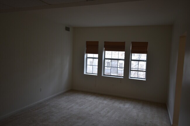 Building Photo - Colonial Village Key Blvd
