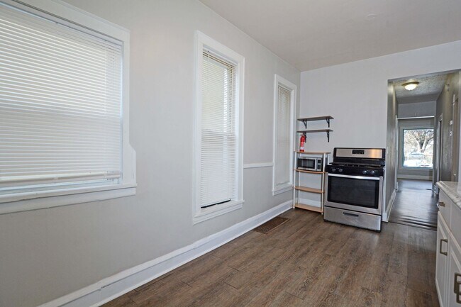 Building Photo - 3-Bedroom 1-Bathroom Unit Available Now in Minneapolis!