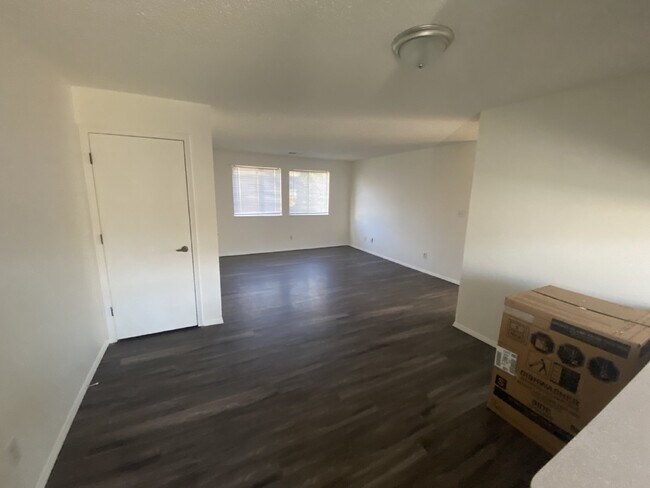 Building Photo - Cozy Condo Available NOW!