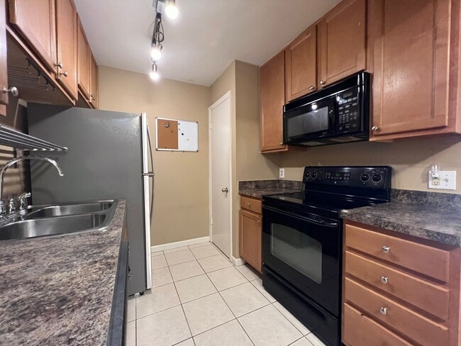 Building Photo - Audubon Park 2/2 Corner Unit Villa with La...