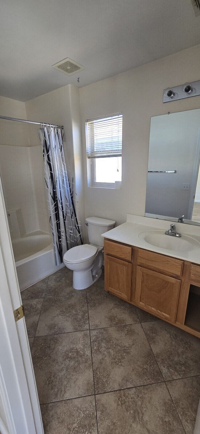 Building Photo - 2611 W Gypsum Ave