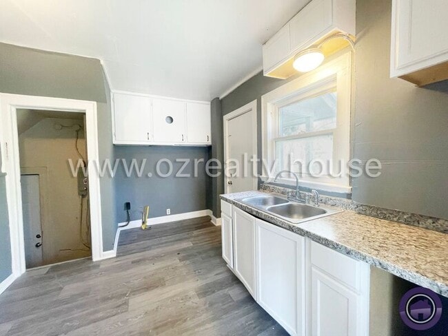 Building Photo - 1402 Prouty Ave