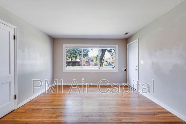 Building Photo - 638 S Woodlawn Blvd