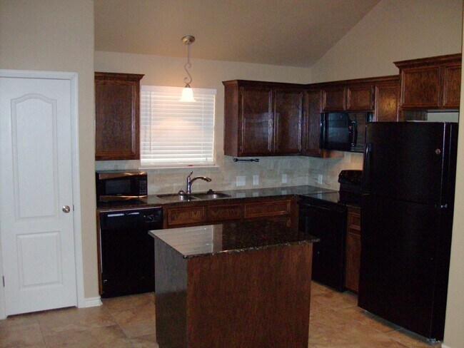Building Photo - Beautiful 2 bed/2 bath off of Bunny Trail ...