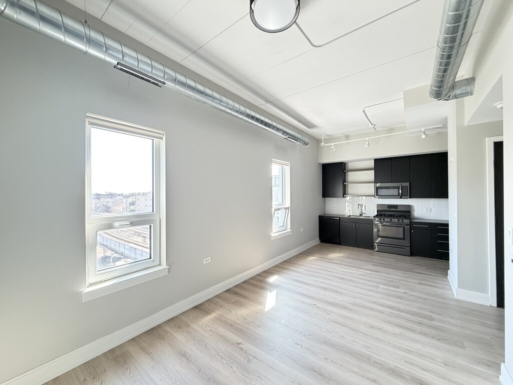 Building Photo - 941 W Belmont Ave