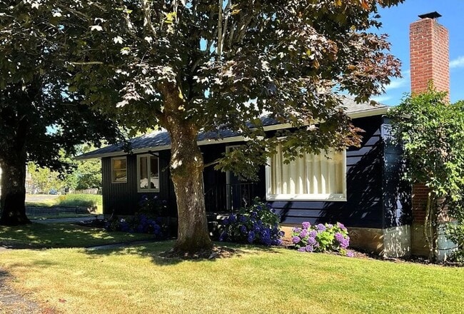 Building Photo - Charming Maplewood SFH with garden beds, fruit trees and finished basement