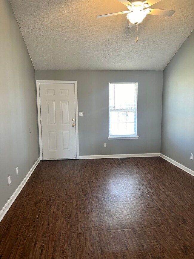 Building Photo - Cute Single Family Home