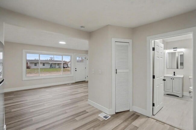 Building Photo - 5713 Mayville Dr