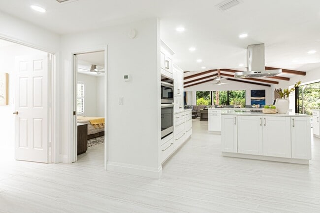 Building Photo - Newly Renovated 3 Bedroom Pool Home in Des...