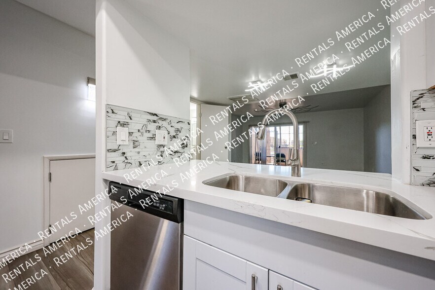 Building Photo - 1601 W Sunnyside Dr