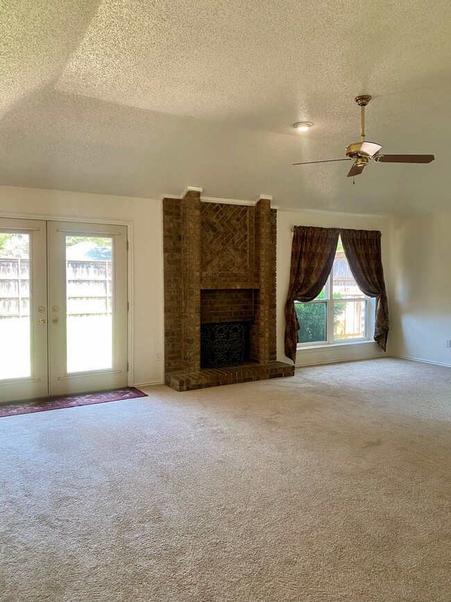 Building Photo - 2217 Brookside Dr