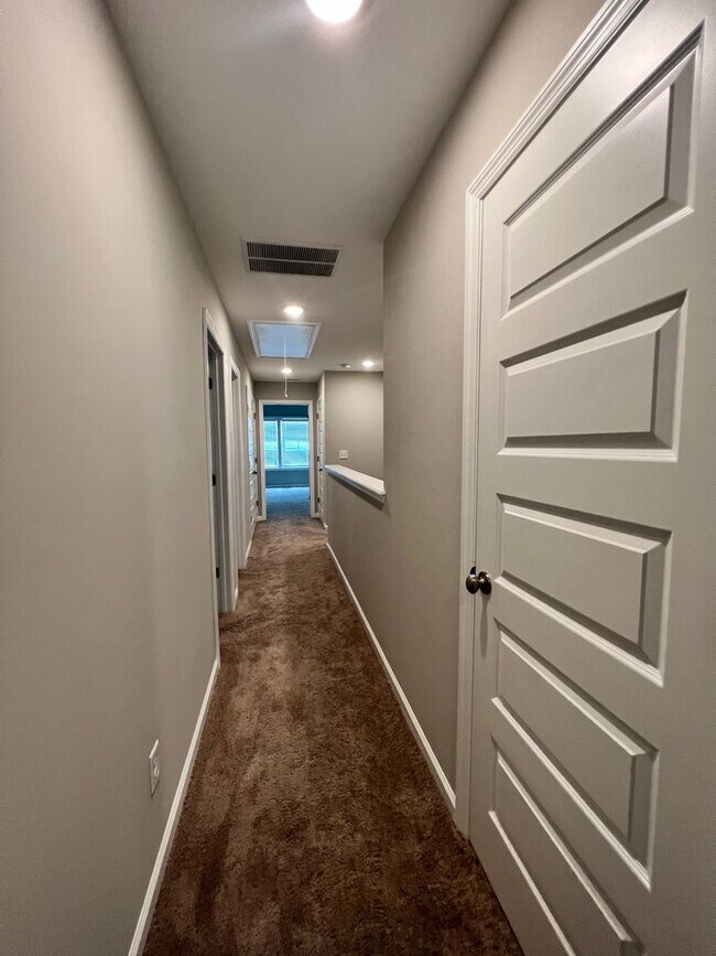 Building Photo - 3BR/2.5 BATH Townhome with Garage & Fenced...