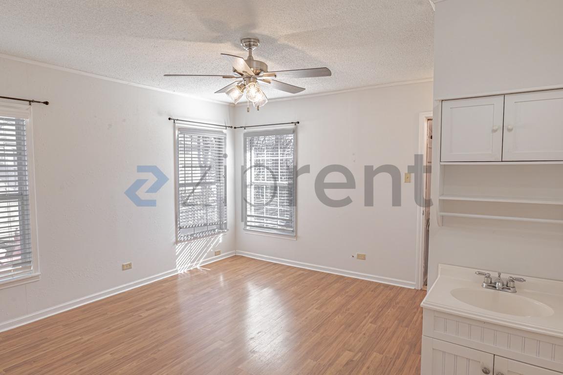 Building Photo - 1418 W Shepherd St