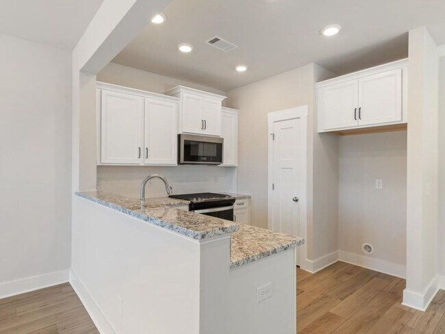 Building Photo - 4 Bedroom Townhome in Spartanburg