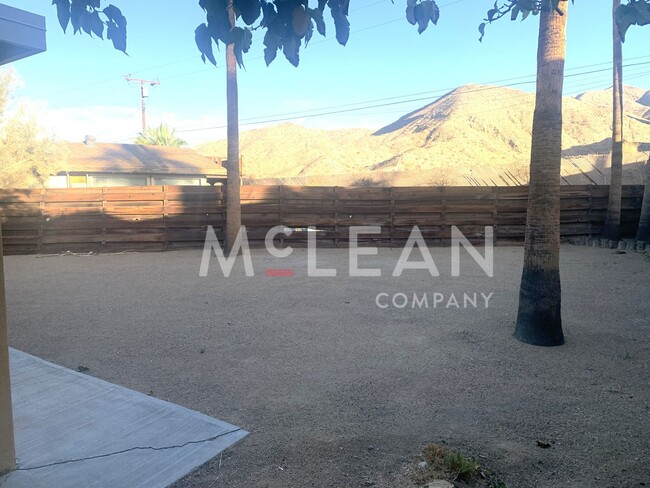 Building Photo - Pet Friendly Three Bedroom Home in Beautif...