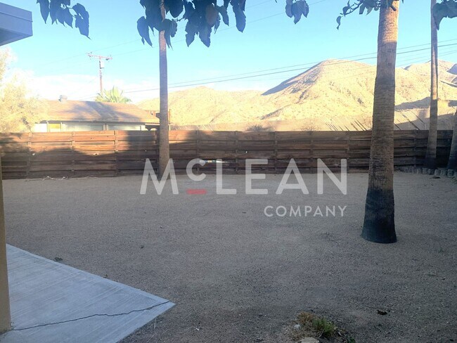 Building Photo - Three Bedroom Home in Beautiful Neighborhood