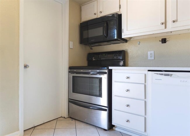 Building Photo - 8809 Dawnridge Cir